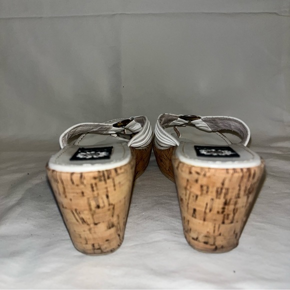 White & Gold Wedge Sandals Resort Chic Summer Dress Shoes - Picture 9 of 11